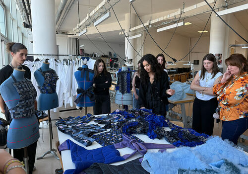 Workshop avec Darius Dolotyari-Dolatdoust et élèves du DTMS Habillage du Lycée Charles de Gaulle à Sète pour la confection des costumes du Livre des Processions