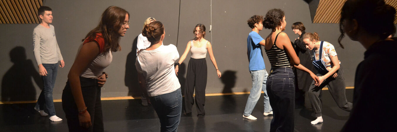 Scène ouverte #2 | Scène ouverte #2 - Théâtre amateur - Education artistique - Photo de l'option Théâtre Lycée Paul Valéry en répétition au TMS -  Octobre 2023-Théâtre Molière-Sète