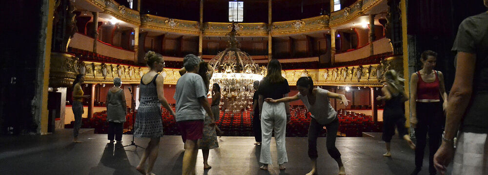 Atelier Théâtre pour les personnes malvoyantes et voyantes - Vue sur scène [ atelier animé par Maude Buinoud