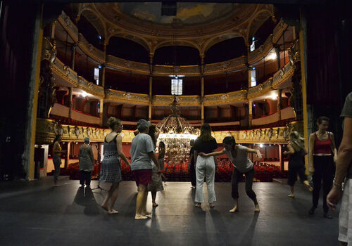 Atelier Théâtre pour les personnes malvoyantes et voyantes - Vue sur scène [ atelier animé par Maude Buinoud
