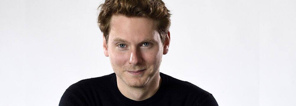 Photo portrait de Max Dozolme, sur fond blanc