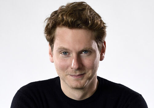 Photo portrait de Max Dozolme, sur fond blanc