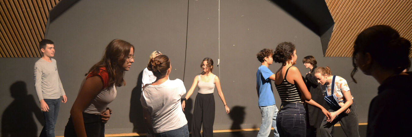 Bienvenue aux élèves du Lycée Paul Valéry | Les lycéens en plein exercice de théâtre (ici la chute)