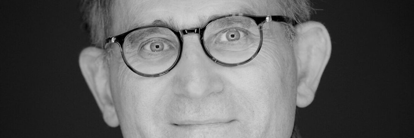 Trajectoire - Rencontre avec Jean-Claude Gallotta | portrait en noir et blanc du chorégraphe Jean Claude Gallotta