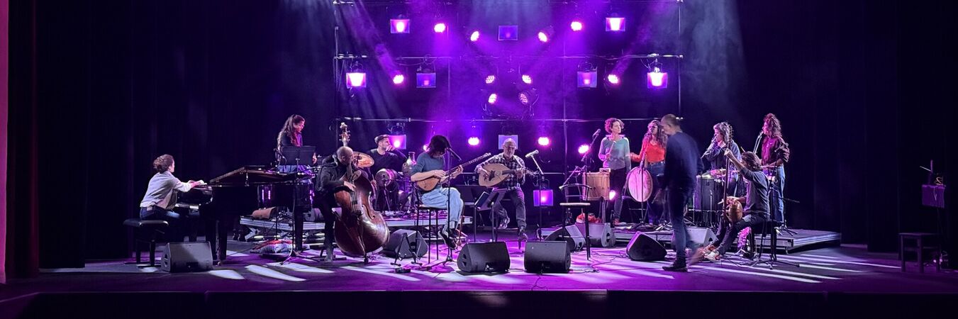 Le Théâtre Molière → Sète, mode d'emploi | Photo de musiciens sur la scène du Théâtre lors d'une résidence de création - répétition