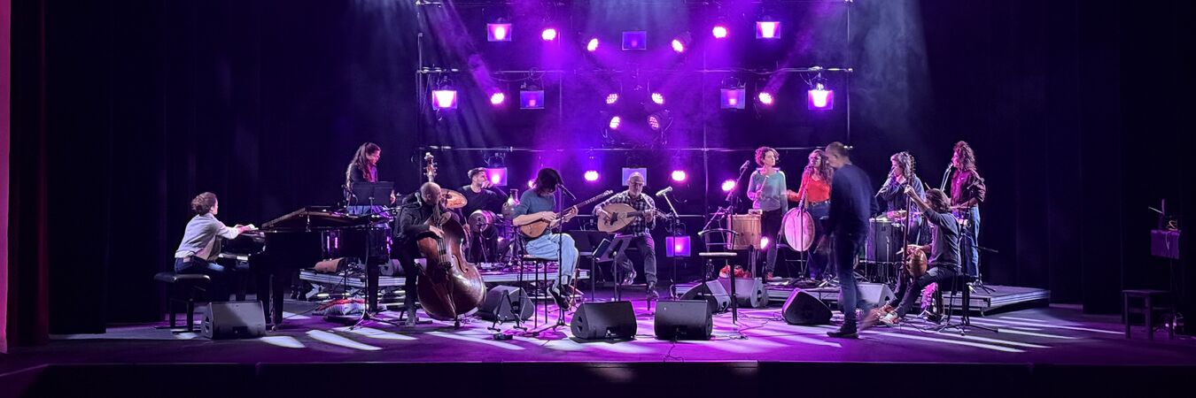 Le Théâtre Molière → Sète, mode d'emploi | Photo de musiciens sur la scène du Théâtre lors d'une résidence de création - répétition