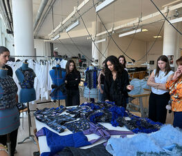 On confectionne des costumes au Lycée Charles de Gaulle