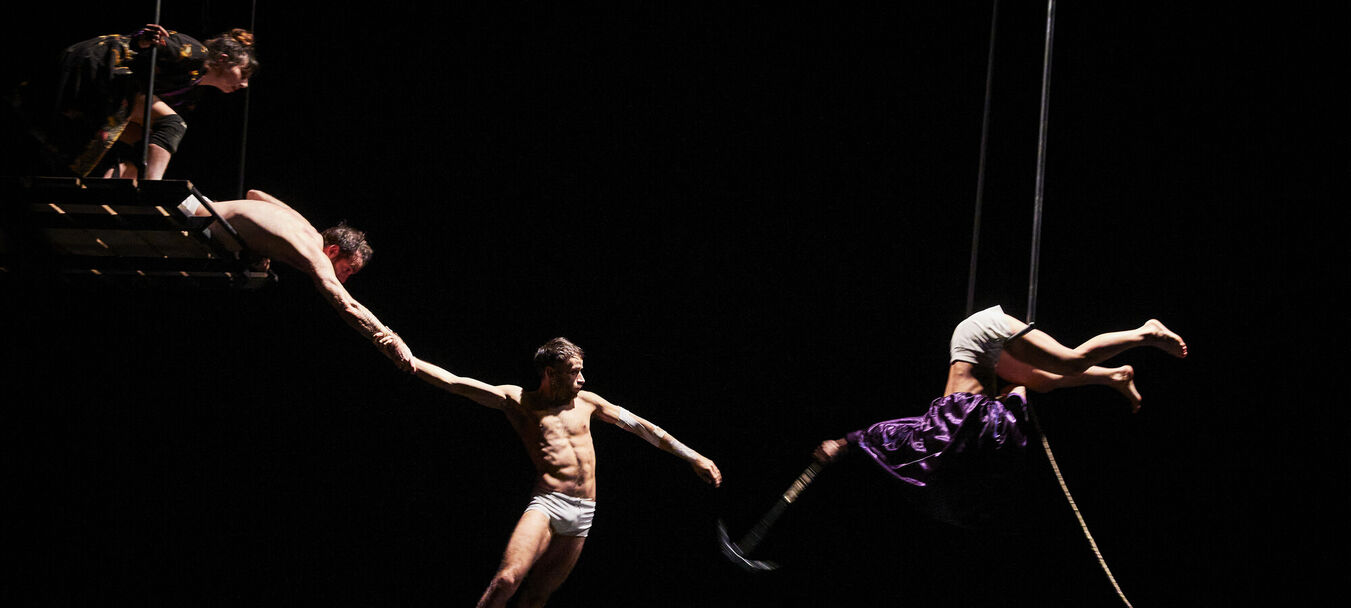 Les Flyings | ANNULE | Les Flyings - Mélissa Von Vépy - Cie Happés | Mélissa Von Vépy - C<sup>ie</sup> Happés