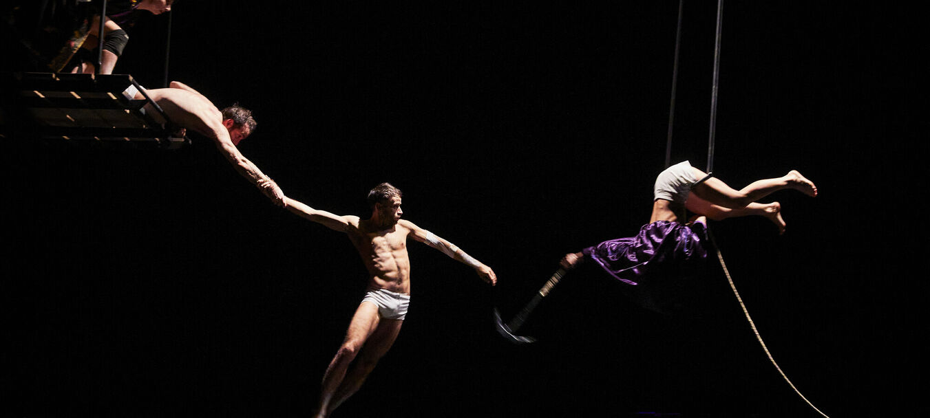 Les Flyings | Mélissa Von Vépy - C<sup>ie</sup> Happés