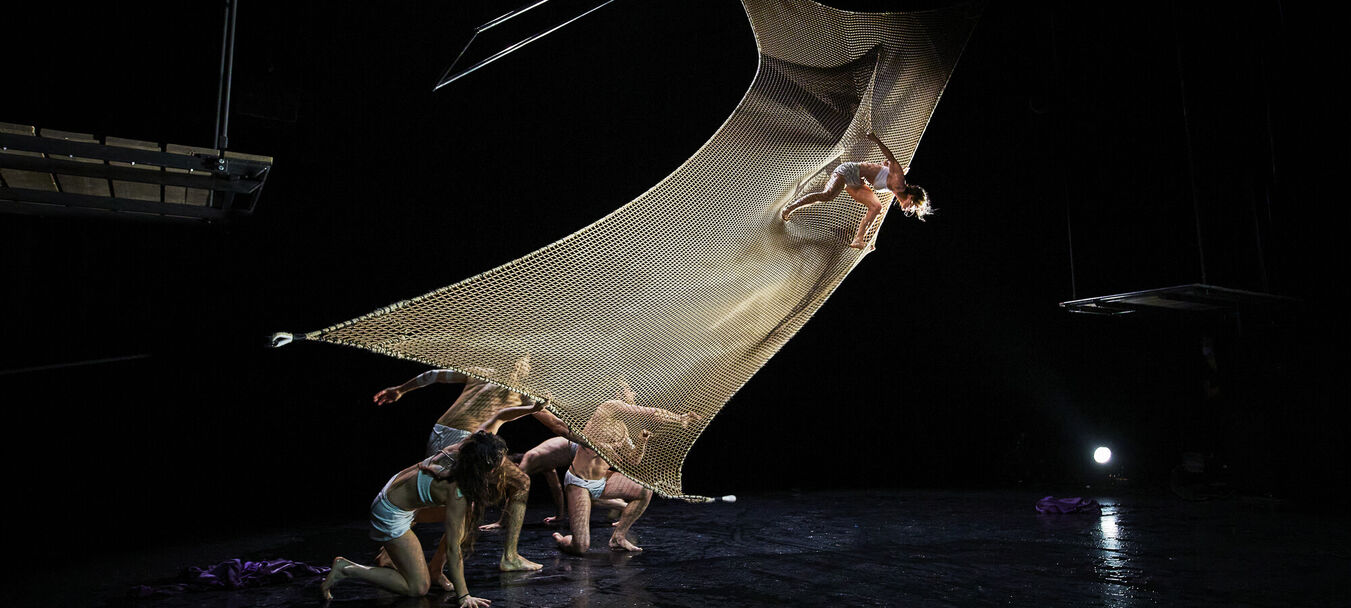 Les Flyings | Mélissa Von Vépy - C<sup>ie</sup> Happés