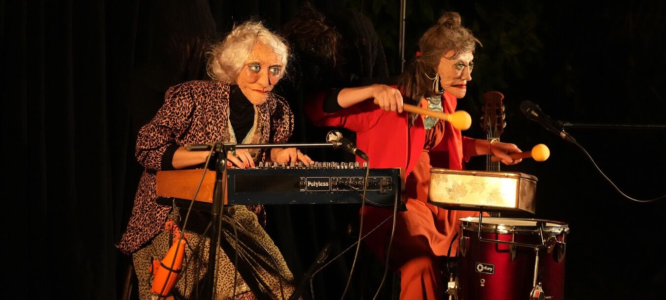 L'art d'accommoder les restes | L'art d'accommoder es restes - Rebecca & Esther Marlot - Cie Rocking Chair Théâtre - Théâtre musical | Rebecca & Esther Marlot - Emmanuelle Ader - C<sup>ie</sup> Rocking Chair Théâtre