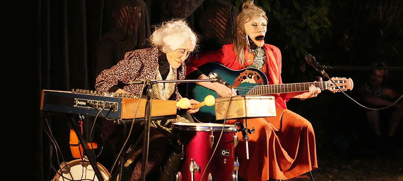 L'art d'accommoder les restes | L'art d'accommoder es restes - Rebecca & Esther Marlot - Cie Rocking Chair Théâtre - Théâtre musical | Rebecca & Esther Marlot - Emmanuelle Ader - C<sup>ie</sup> Rocking Chair Théâtre