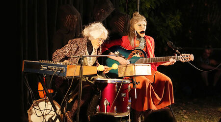 Saison 2023 – 2024 / L'art d'accommoder les restes, L'art d'accommoder es restes - Rebecca & Esther Marlot - Cie Rocking Chair Théâtre - Théâtre musical, Rebecca & Esther Marlot - Emmanuelle Ader - C<sup>ie</sup> Rocking Chair Théâtre