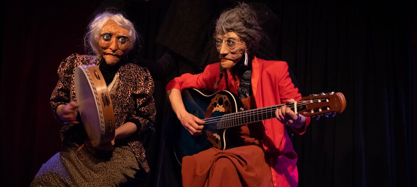 L'art d'accommoder les restes | L'art d'accommoder es restes - Rebecca & Esther Marlot - Cie Rocking Chair Théâtre - Théâtre musical | Rebecca & Esther Marlot - Emmanuelle Ader - C<sup>ie</sup> Rocking Chair Théâtre