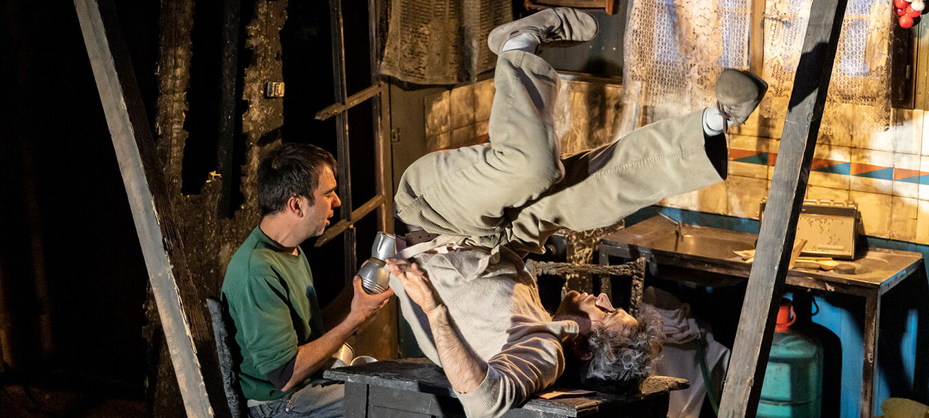 Les Quatre Points Cardinaux sont trois : le Nord et le Sud | Les Quatre Points Cardinaux sont trois : le Nord et le Sud - Cie Ni desnudo ni Bajando La Escalera - Lola Etieve et Andrès Labarca - Cirque | C<sup>ie</sup> Ni desnudo ni Bajando La Escalera - Lola Etieve et Andrés Labarca