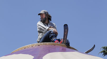 Saison 2023 – 2024 / Un Soir chez Boris, Un soir chez Boris - Olivier Debelhoir - Pierre Déaux - Cie d'Un Ours - Cirque sous yourte, Olivier Debelhoir - Pierre Déaux - C<sup>ie</sup> d'Un Ours