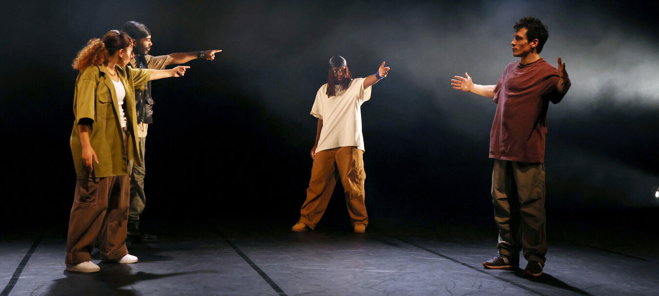 Héraclès sur la tête | Héraclès sur la tête - Anne Nguyen - Cie Par Terre - Danse Hip Hop | Anne Nguyen - C<sup>ie</sup> Par Terre