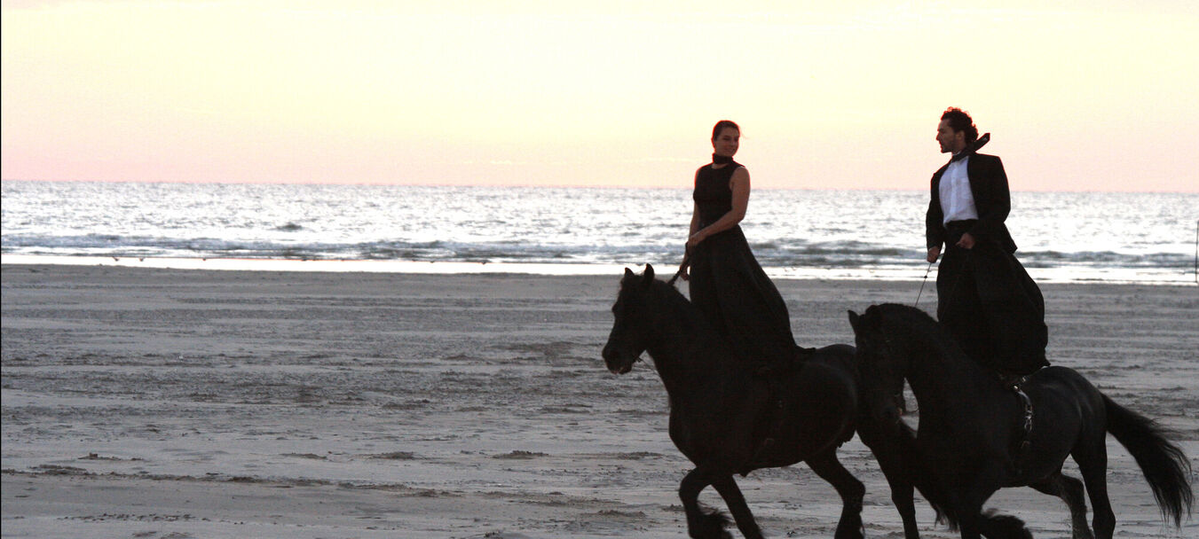 Entre chiens et loups | Entre chiens et loups | Théâtre du Centaure | Théâtre équestre | Spectacle accessible aux personnes sourdes ou malentendantes | Théâtre du Centaure