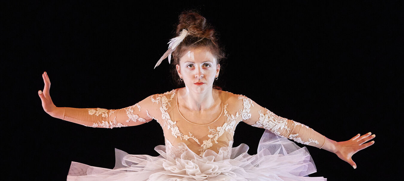 Le Lac des Cygnes | Le Lac des Cygnes | Florence Caillon - Cie L’Éolienne  | Cirque | 7 ans et + | Spectacle accessible aux personnes sourdes ou malentendantes | Florence Caillon - C<sup>ie</sup> L’Éolienne