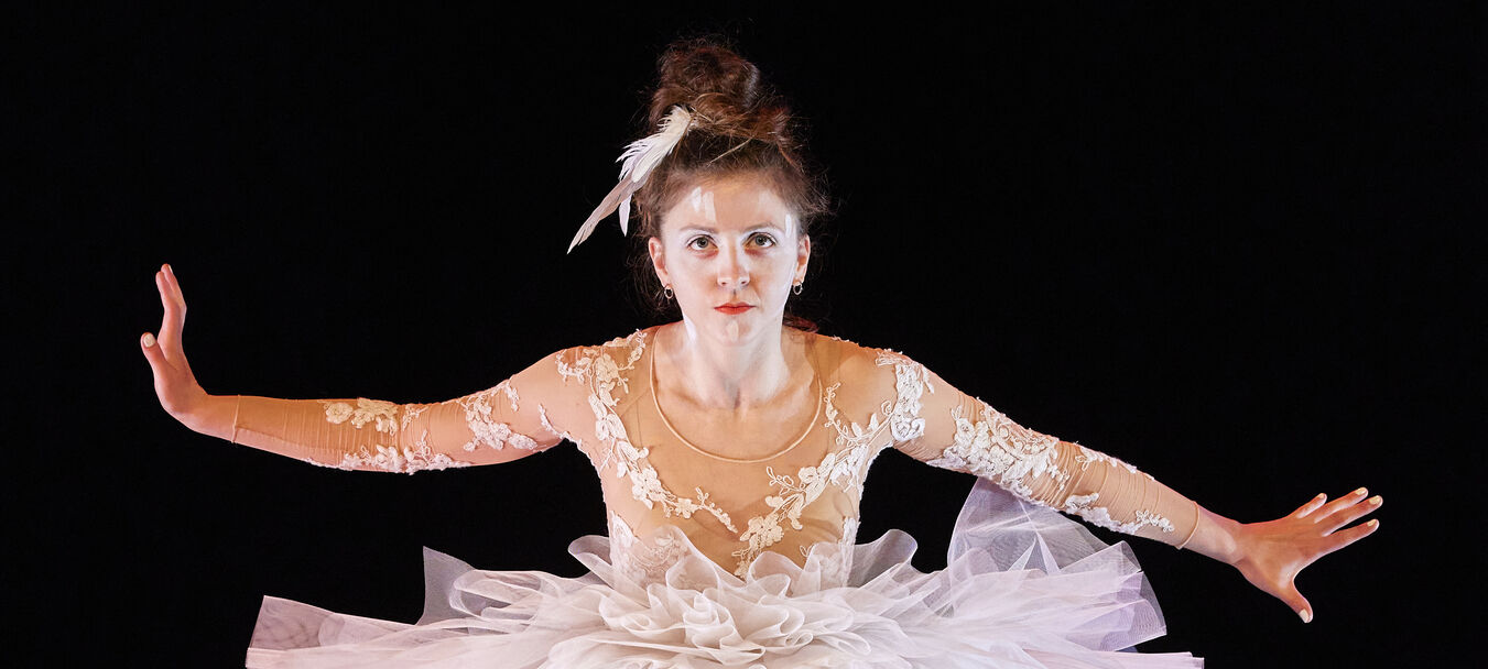 Le Lac des Cygnes | Le Lac des Cygnes | Florence Caillon - Cie L’Éolienne  | Cirque | 7 ans et + | Spectacle accessible aux personnes sourdes ou malentendantes | Florence Caillon - C<sup>ie</sup> L’Éolienne