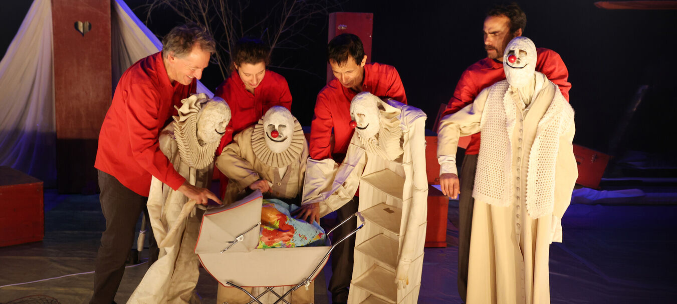 Saga Familia | Saga Familia  - des lustres inconnus | Michel Laubu - Emili Hufnagel - Turak Théâtre | Théâtre de marionnettes | 8 ans et + | Centre Culturel Léo Malet, Mireval | Michel Laubu - Emili Hufnagel - Turak Théâtre