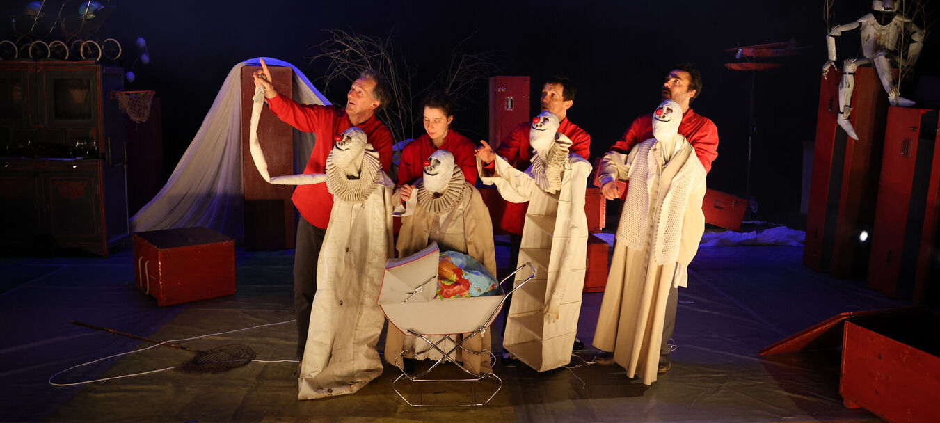 Saga Familia | Saga Familia  - des lustres inconnus | Michel Laubu - Emili Hufnagel - Turak Théâtre | Théâtre de marionnettes | 8 ans et + | Centre Culturel Léo Malet, Mireval | Michel Laubu - Emili Hufnagel - Turak Théâtre