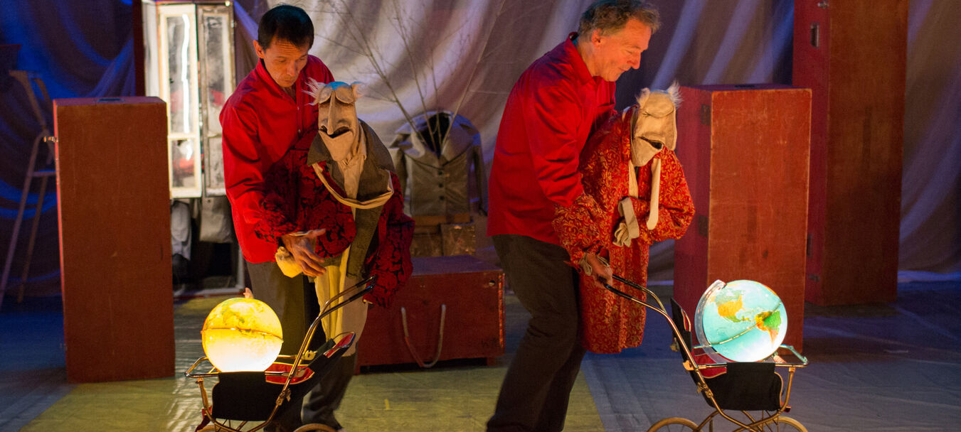 Saga Familia | Saga Familia  - des lustres inconnus | Michel Laubu - Emili Hufnagel - Turak Théâtre | Théâtre de marionnettes | 8 ans et + | Centre Culturel Léo Malet, Mireval | Michel Laubu - Emili Hufnagel - Turak Théâtre