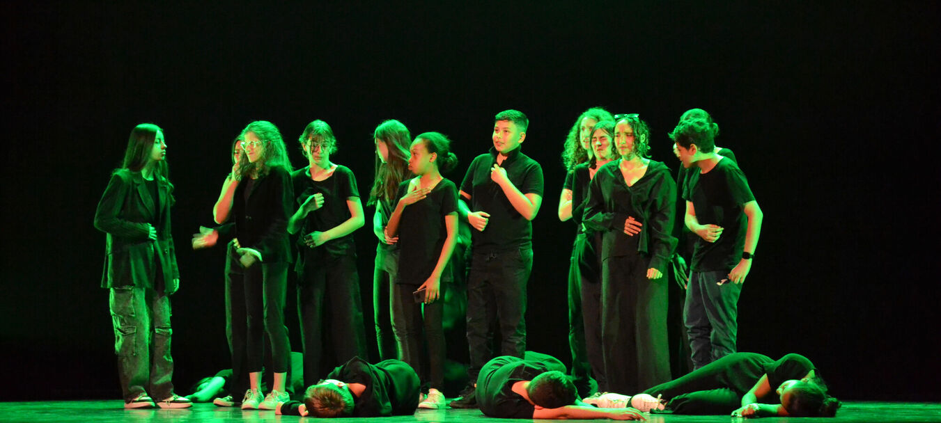 Scène ouverte #3 | Groupe de jeunes lycéens et lycéennes sur scène