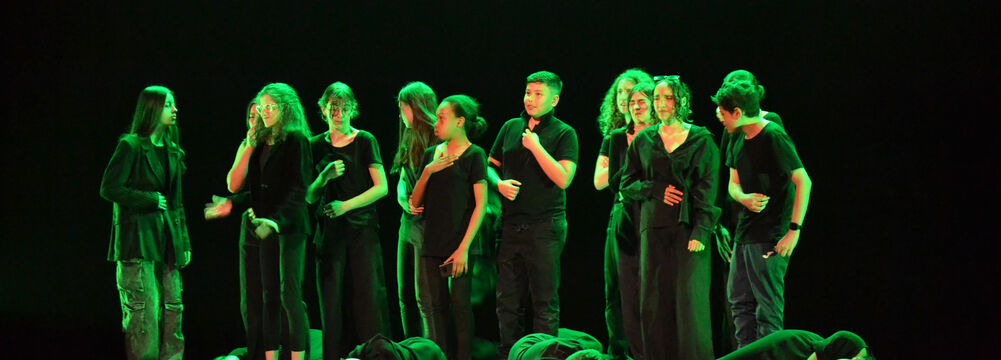 Groupe de jeunes lycéens et lycéennes sur scène