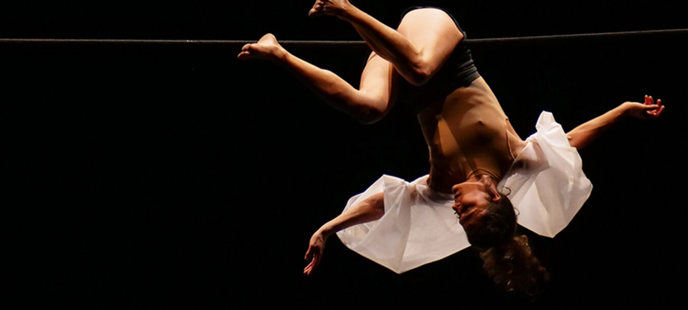 Traverser  les murs opaques | Traverser  les murs opaques  | Marion Collé - Collectif Porte27 | Cirque | 8 ans et + | Spectacle accessible aux personnes sourdes ou malentendantes | Marion Collé - Collectif Porte27