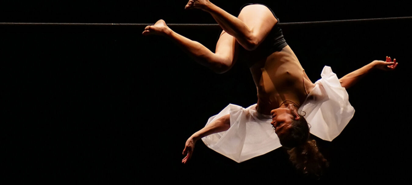 Traverser  les murs opaques | Traverser  les murs opaques  | Marion Collé - Collectif Porte27 | Cirque | 8 ans et + | Spectacle accessible aux personnes sourdes ou malentendantes | Marion Collé - Collectif Porte27