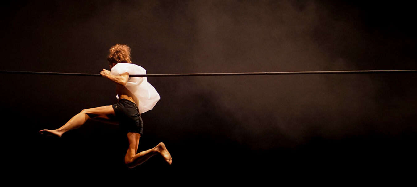 Traverser  les murs opaques | Traverser  les murs opaques  | Marion Collé - Collectif Porte27 | Cirque | 8 ans et + | Spectacle accessible aux personnes sourdes ou malentendantes | Marion Collé - Collectif Porte27