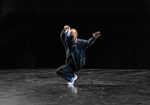 Déplier | Virgile Dagneaux – Cie Virgule | Temps fort Alors on danse | Spectacle accessible aux personnes sourdes ou malentendantes