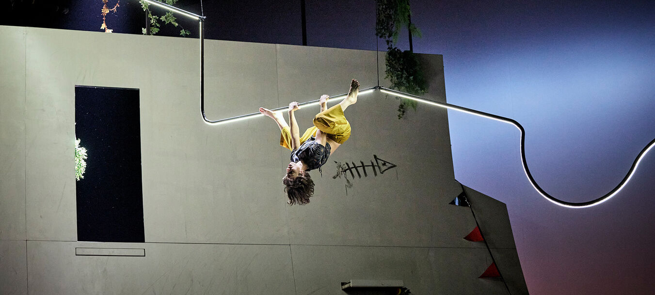 Immaqaa, ici peut-être | Immaqaa, ici peut-être | Mathurin Bolze  - Cie Les Mains les Pieds et la Tête Aussi | Cirque | à partir de 10 ans | Mathurin Bolze - C<sup>ie</sup> Les Mains les Pieds et la Tête Aussi