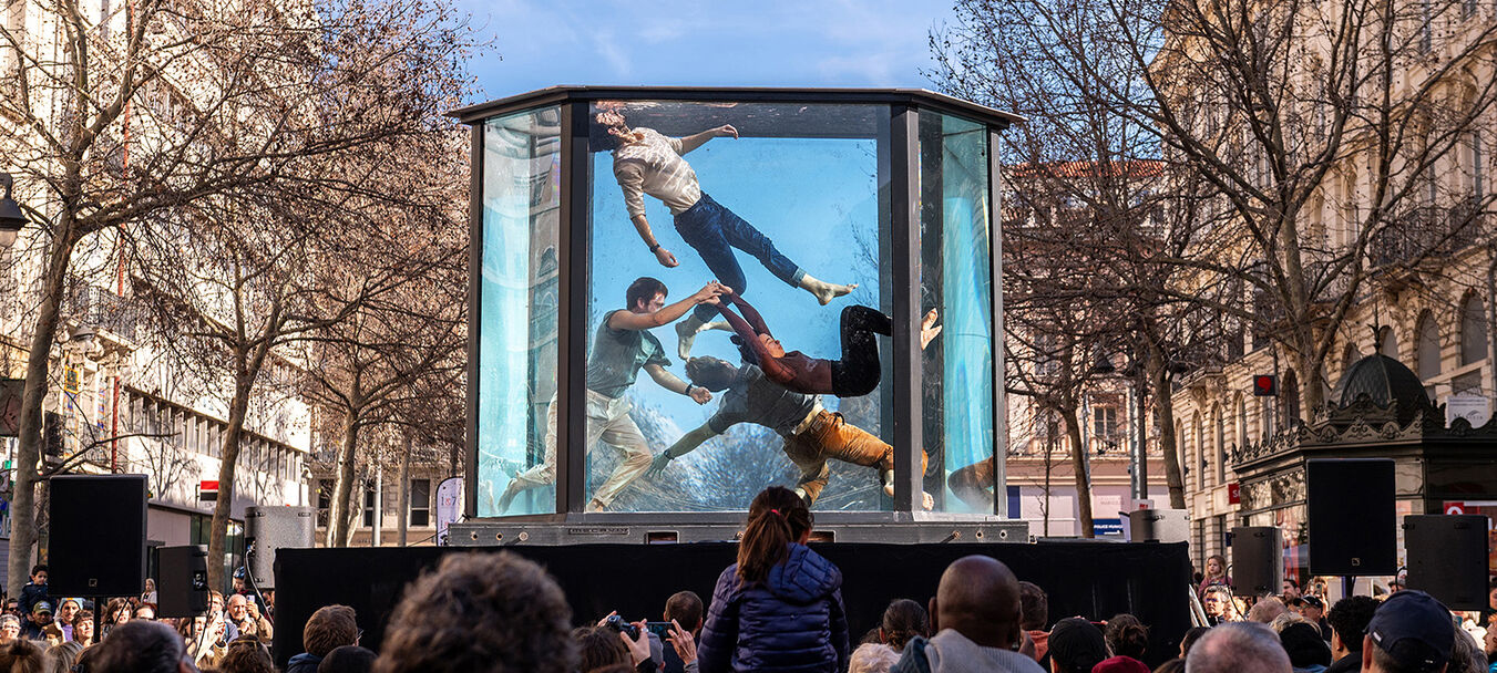 Naïade | Naïade | Frédéri Vernier – Sébastien – Davis-Vangelder – Cie Out of the Blue | Cirque - Danse - Temps fort Alors, on danse ! | Spectacle accessible aux personnes sourdes ou malentendantes | Frédéri Vernier – Sébastien – Davis-Vangelder – C<sup>ie</sup> Out of the Blue