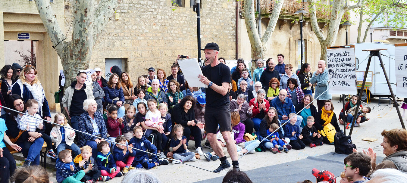 (…) Parenthèse  points parenthèse | (…) Parenthèse points parenthèse |  Sébastien Le Guen – Lonely Circus | Cirque dessinée | Temps fort Alors, on danse ! | Sébastien Le Guen - C<sup>ie</sup> Lonely Circus