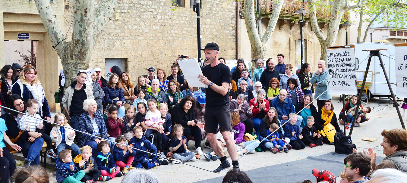 (…) Parenthèse  points parenthèse | (…) Parenthèse points parenthèse |  Sébastien Le Guen – Lonely Circus | Cirque dessinée | Temps fort Alors, on danse !