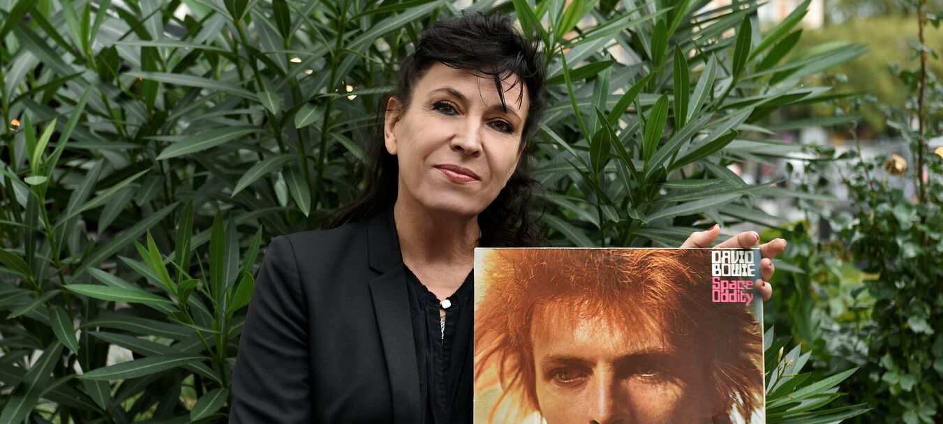 While My Guitar  Gently Weeps* | While My Guitar  Gently Weeps |  Renaud Cojo – Cie Ouvre le chien | Concert - Récit | Spectacle accessible aux personnes aveugles ou malvoyantes | Renaud Cojo – C<sup>ie</sup> Ouvre le chien<br>avec Françoiz Breut, Barbara Carlotti, Bastien Lallemant, Lescop, Emily Loizeau, Jil Caplan, JP Nataf, Fredrika Stahl