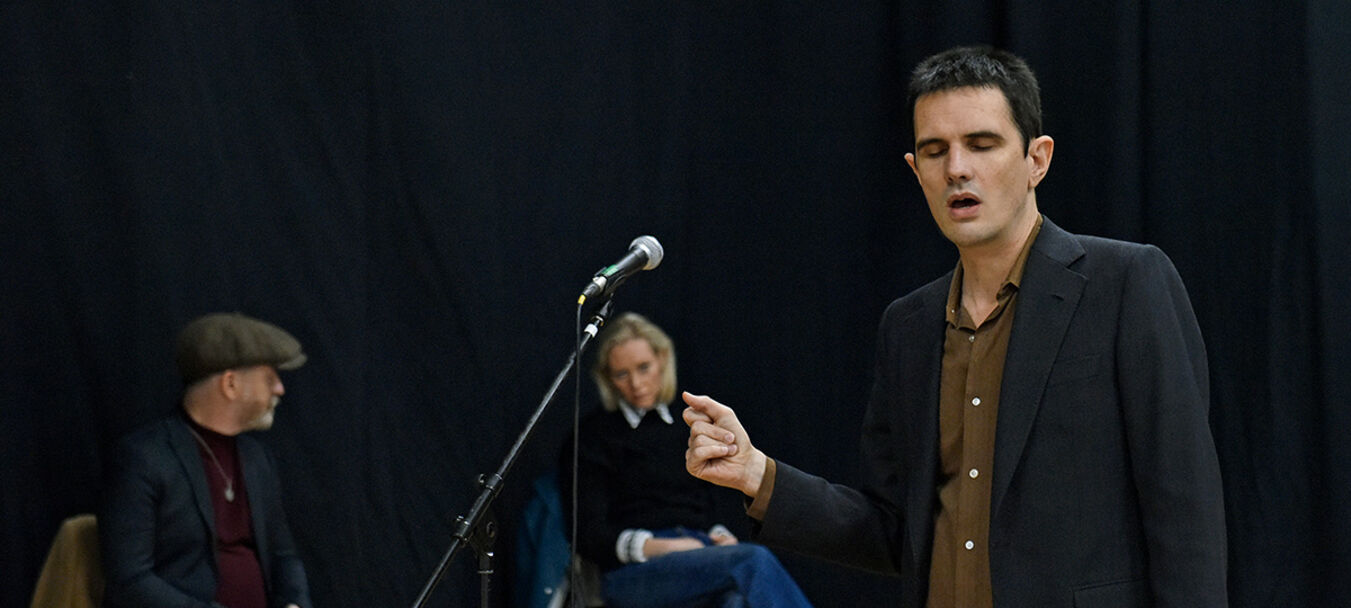 While My Guitar  Gently Weeps* | While My Guitar  Gently Weeps |  Renaud Cojo – Cie Ouvre le chien | Concert - Récit | Spectacle accessible aux personnes aveugles ou malvoyantes  | à partir de 14 ans | Renaud Cojo – C<sup>ie</sup> Ouvre le chien<br>avec Françoiz Breut, Barbara Carlotti, Bastien Lallemant, Lescop, Mathias Malzieu, Elli Medeiros, JP Nataf, Fredrika Stahl