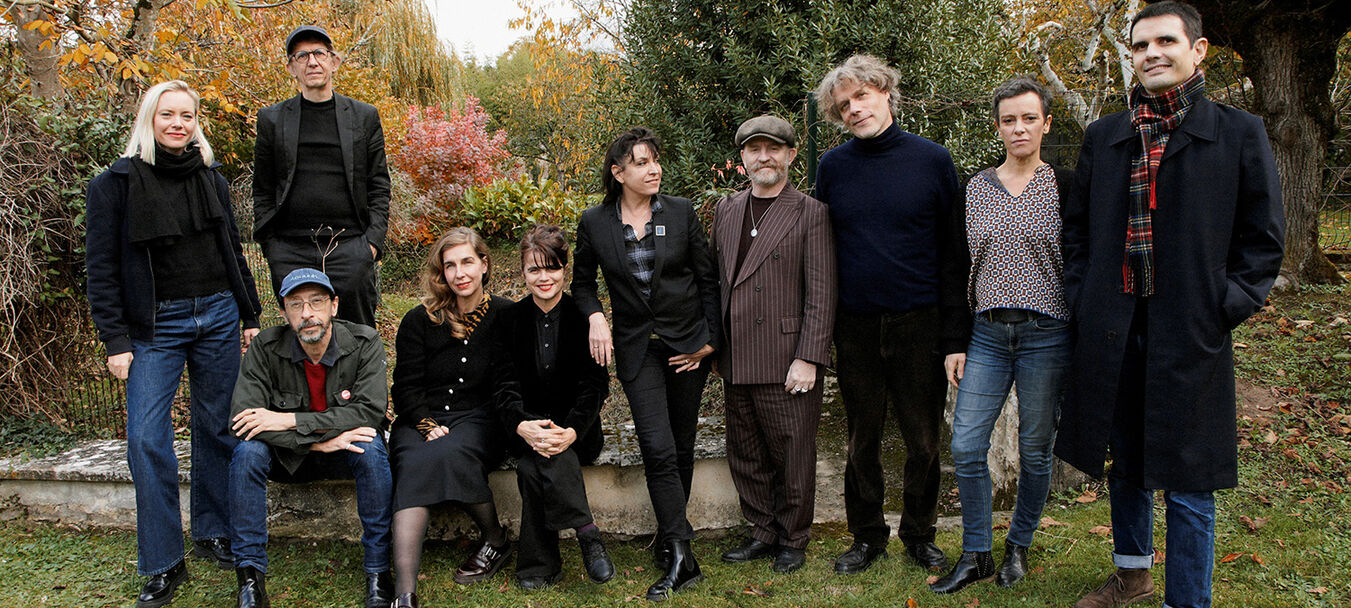 While My Guitar  Gently Weeps* | While My Guitar  Gently Weeps |  Renaud Cojo – Cie Ouvre le chien | Concert - Récit | Spectacle accessible aux personnes aveugles ou malvoyantes | Renaud Cojo – C<sup>ie</sup> Ouvre le chien<br>avec Françoiz Breut, Barbara Carlotti, Bastien Lallemant, Lescop, Emily Loizeau, Jil Caplan, JP Nataf, Fredrika Stahl