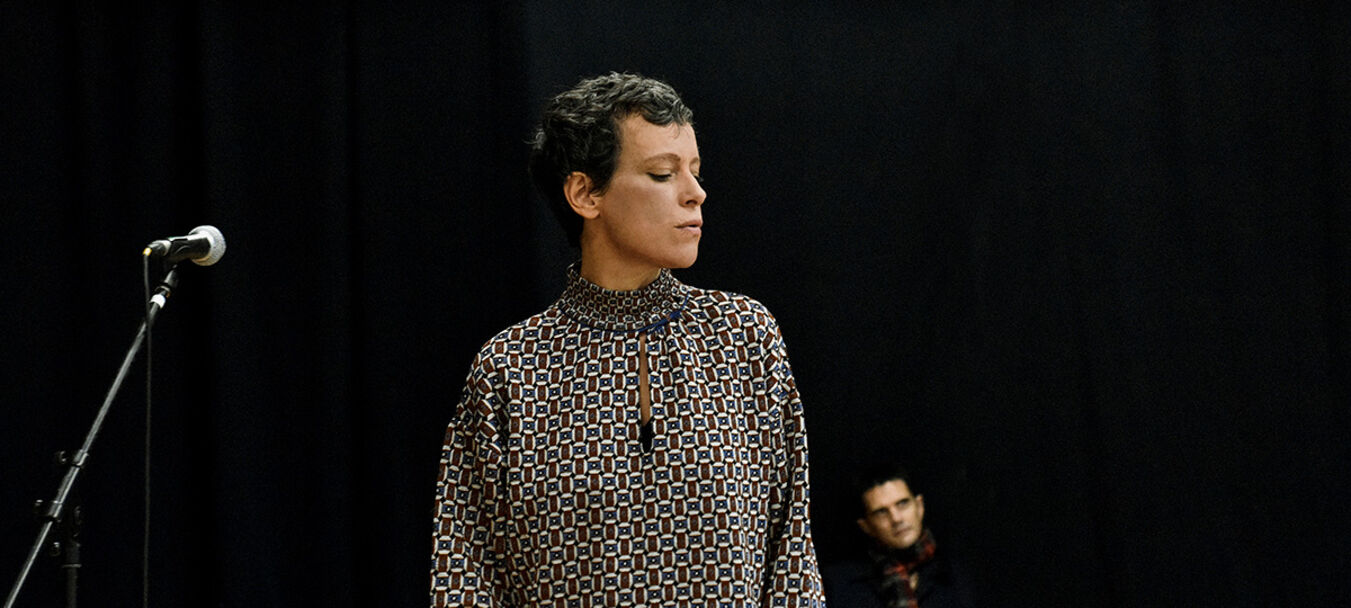 While My Guitar  Gently Weeps* | While My Guitar  Gently Weeps |  Renaud Cojo – Cie Ouvre le chien | Concert - Récit | Spectacle accessible aux personnes aveugles ou malvoyantes  | à partir de 14 ans | Renaud Cojo – C<sup>ie</sup> Ouvre le chien<br>avec Françoiz Breut, Barbara Carlotti, Bastien Lallemant, Lescop, Mathias Malzieu, Elli Medeiros, JP Nataf, Fredrika Stahl