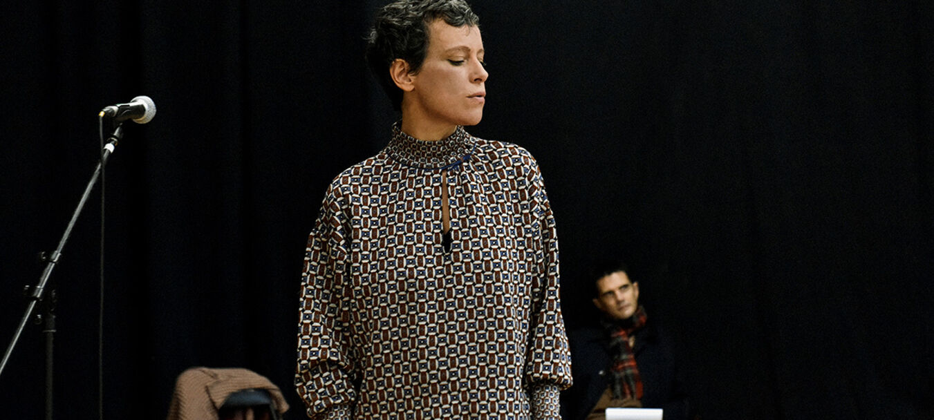 While My Guitar  Gently Weeps* | While My Guitar  Gently Weeps |  Renaud Cojo – Cie Ouvre le chien | Concert - Récit | Spectacle accessible aux personnes aveugles ou malvoyantes  | à partir de 14 ans | Renaud Cojo – C<sup>ie</sup> Ouvre le chien<br>avec Françoiz Breut, Barbara Carlotti, Bastien Lallemant, Lescop, Emily Loizeau, Elli Medeiros, JP Nataf, Fredrika Stahl