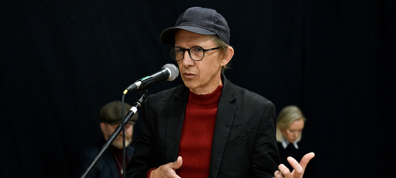 While My Guitar  Gently Weeps* | While My Guitar  Gently Weeps |  Renaud Cojo – Cie Ouvre le chien | Concert - Récit | Spectacle accessible aux personnes aveugles ou malvoyantes  | à partir de 14 ans | Renaud Cojo – C<sup>ie</sup> Ouvre le chien<br>avec Françoiz Breut, Barbara Carlotti, Bastien Lallemant, Lescop, Mathias Malzieu, Elli Medeiros, JP Nataf, Fredrika Stahl