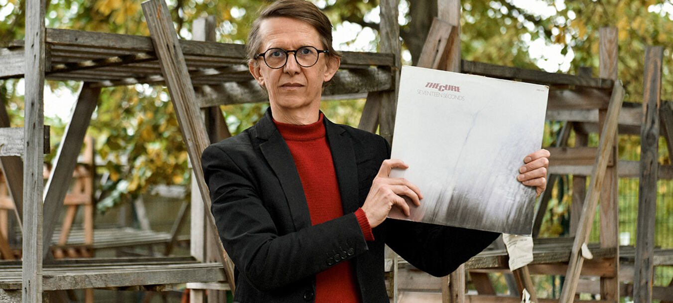 While My Guitar  Gently Weeps* | While My Guitar  Gently Weeps |  Renaud Cojo – Cie Ouvre le chien | Concert - Récit | Spectacle accessible aux personnes aveugles ou malvoyantes | Renaud Cojo – C<sup>ie</sup> Ouvre le chien<br>avec Françoiz Breut, Barbara Carlotti, Bastien Lallemant, Lescop, Emily Loizeau, Elli Medeiros, JP Nataf, Fredrika Stahl