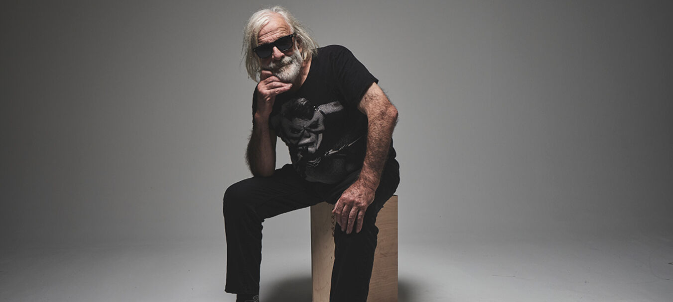 While My Guitar  Gently Weeps* | While My Guitar  Gently Weeps |  Renaud Cojo – Cie Ouvre le chien | Concert - Récit | Spectacle accessible aux personnes aveugles ou malvoyantes  | à partir de 14 ans | Renaud Cojo – C<sup>ie</sup> Ouvre le chien<br>avec Françoiz Breut, Barbara Carlotti, Bastien Lallemant, Lescop, Emily Loizeau, Jil Caplan, JP Nataf, Fredrika Stahl