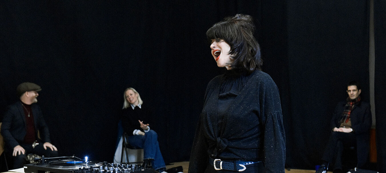 While My Guitar  Gently Weeps* | While My Guitar  Gently Weeps |  Renaud Cojo – Cie Ouvre le chien | Concert - Récit | Spectacle accessible aux personnes aveugles ou malvoyantes  | à partir de 14 ans | Renaud Cojo – C<sup>ie</sup> Ouvre le chien<br>avec Françoiz Breut, Barbara Carlotti, Bastien Lallemant, Lescop, Mathias Malzieu, Elli Medeiros, JP Nataf, Fredrika Stahl