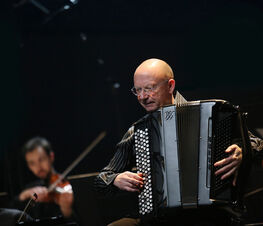Cinéma pour accordéon et orchestre à cordes