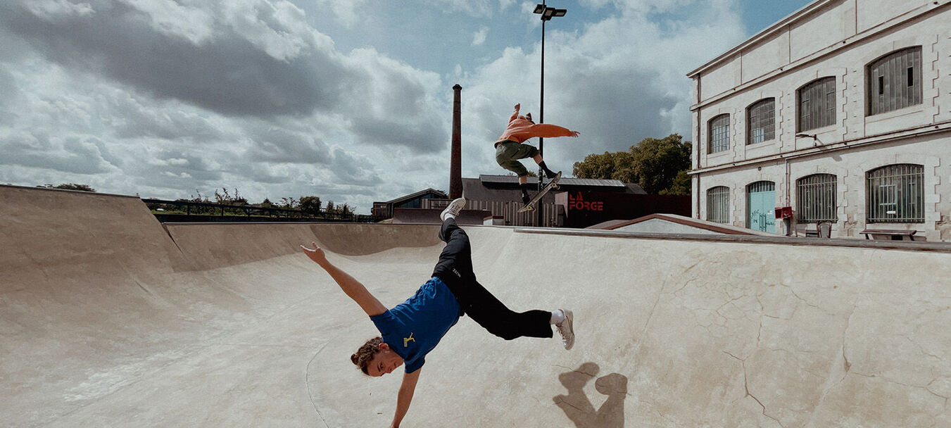 Hyperboles | Cirque – Skateboard | Hyperboles  -  Coline Garcia – Cie Scom | Spectacle accessible aux personnes sourdes ou malentendantes | à partir de 8 ans | Coline Garcia – C<sup>ie</sup> Scom