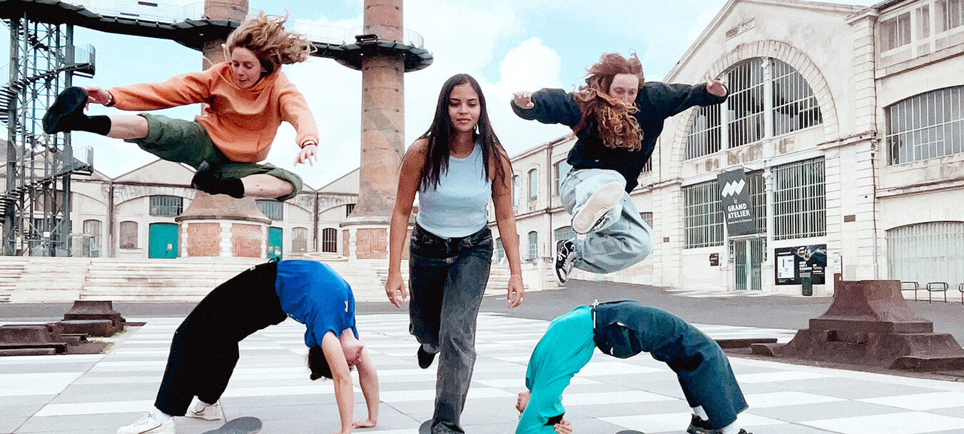 Hyperboles | Cirque – Skateboard | Hyperboles  -  Coline Garcia – Cie Scom | Spectacle accessible aux personnes sourdes ou malentendantes | à partir de 8 ans | Coline Garcia – C<sup>ie</sup> Scom
