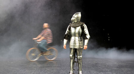 Saison 2026 – 2027 / La Vie de ma mère, Cirque | La Vie de ma mère - Olivier Debelhoir – Cie D’un Ours | à partir de 8 ans | Coproduction Théâtre Molière → Sète, scène nationale archipel de Thau, Olivier Debelhoir – C<sup>ie</sup> D’un Ours